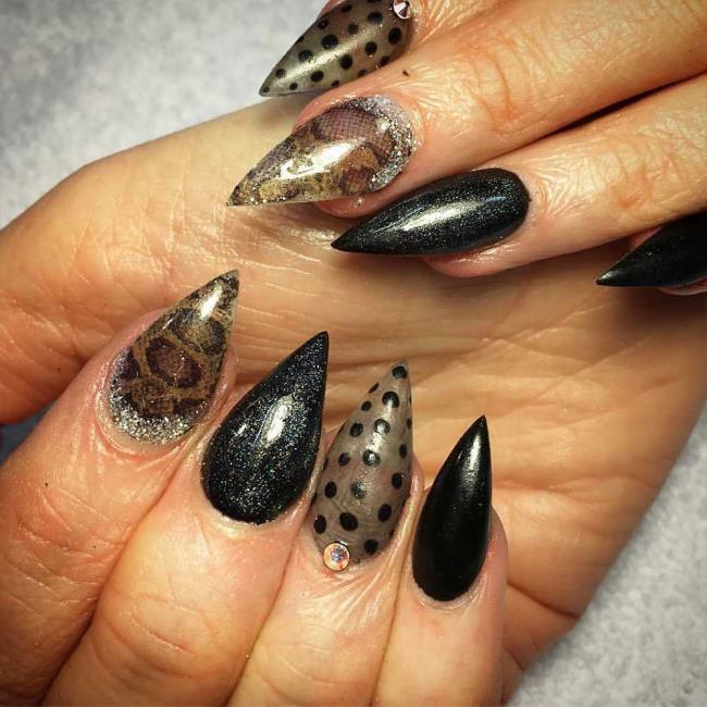 Deadly Manicure: Nail art with real (dead) animals: here are the photos!