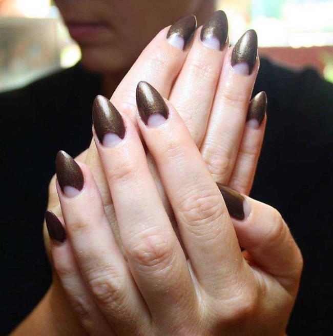 Half Moon Manicure: wat het is en hoe het te doen