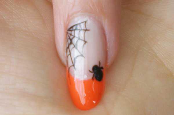 Örümcekler ve örümcek ağları ile Cadılar Bayramı çivi sanatı