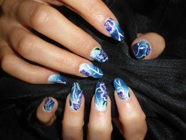 How to create a nail art with acrylic colors?