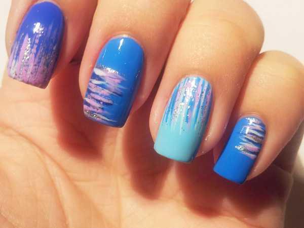 Nail Art celupkan ke dalam warna biru dengan enamel efek Pupa Gel