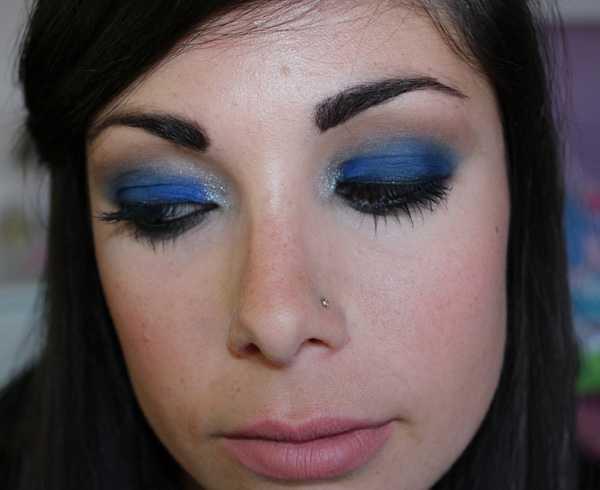 Elektryczne niebieskie smokey eyes: oto jak to zrobić