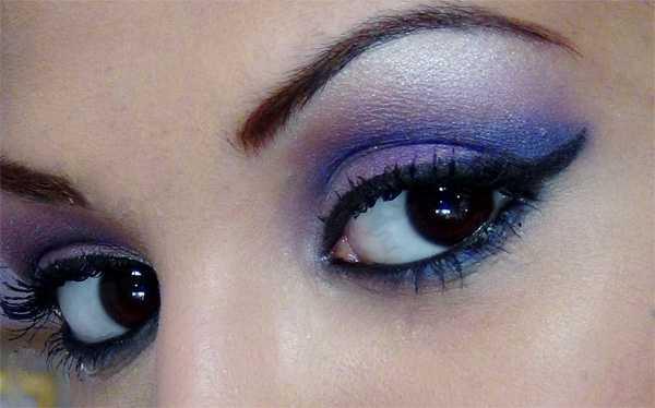 Maquiagem roxa e azul para olhos castanhos