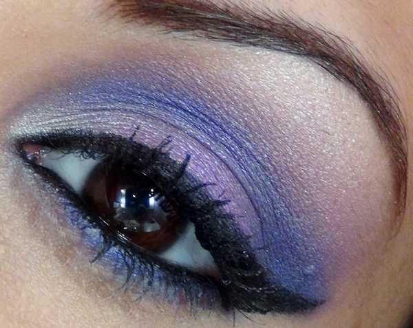 Maquiagem roxa e azul para olhos castanhos