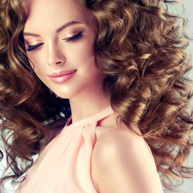 Lockiges Haar: 12 Tipps von Friseuren, damit sie perfekt sind