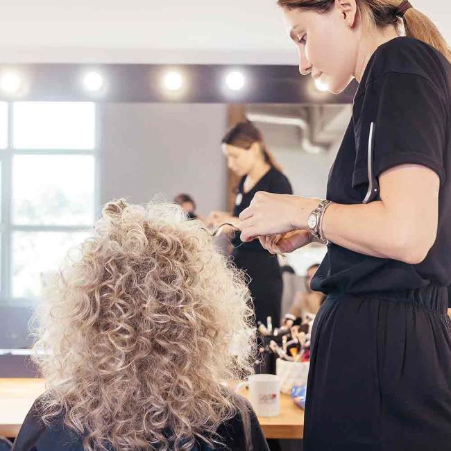 Krullend haar: 12 tips van haarstylisten om ze perfect te hebben