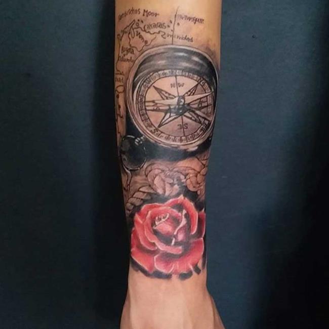 Rose tattoo: betekenis en 200 foto's om je te inspireren