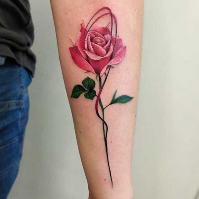 Rose tattoo: betekenis en 200 foto's om je te inspireren