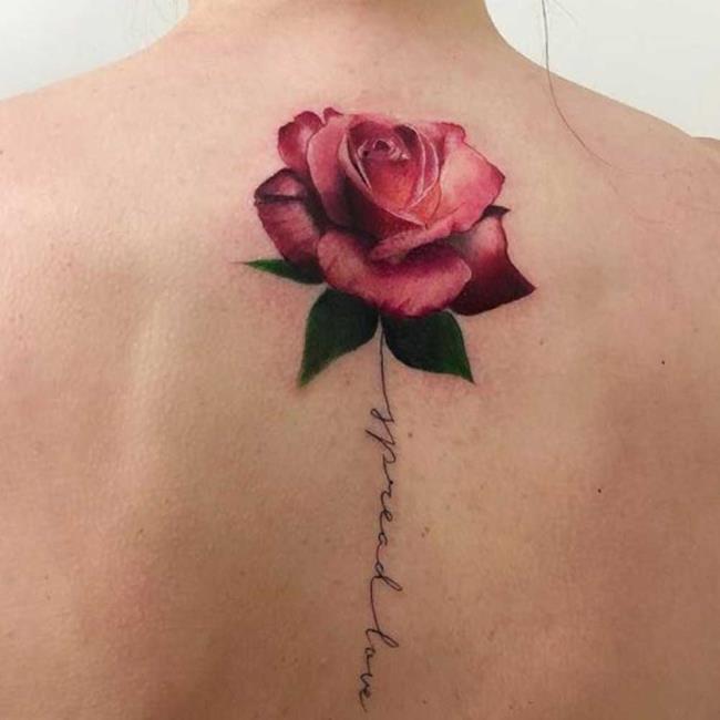 Rose tattoo: betekenis en 200 foto's om je te inspireren