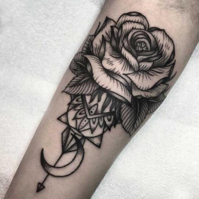 Rose tattoo: betekenis en 200 foto's om je te inspireren