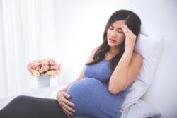 Лечение запора у беременных безопасным питанием!