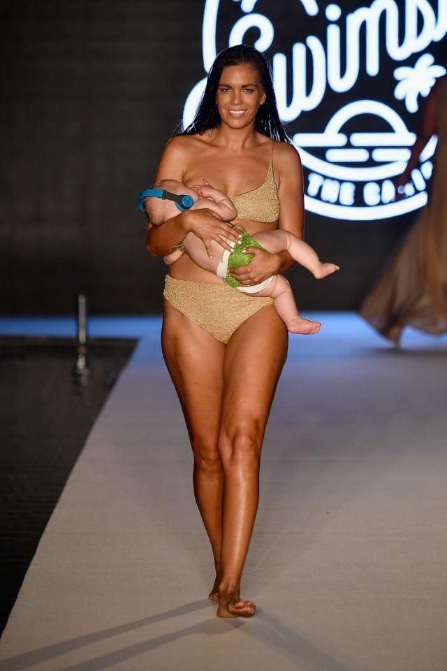 어머니-패션쇼에서 공연하는 동안 비키니 모델의 어머니 모유 수유