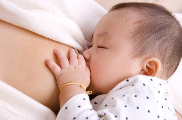 Een volle baby zal haar moeder op de hoogte stellen door middel van dit zeer eenvoudige teken