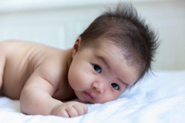 Een volle baby zal haar moeder op de hoogte stellen door middel van dit zeer eenvoudige teken