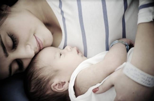12 veel voorkomende ziekten bij pasgeborenen zorgen ervoor dat moeders friemelen aan luiers