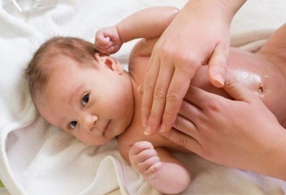 Babyeczeem - Eenvoudige manieren waarop een moeder de baby kan helpen verlichten van ongemak