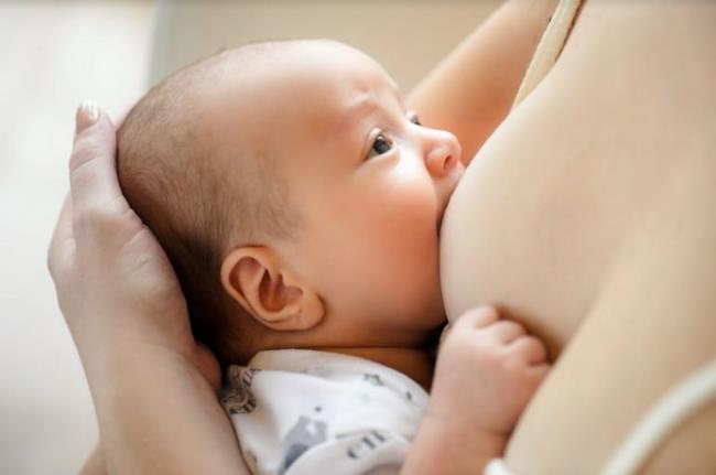 La señal de que el bebé está lleno: no debe ignorarla, no sea que su bebé esté enfermo