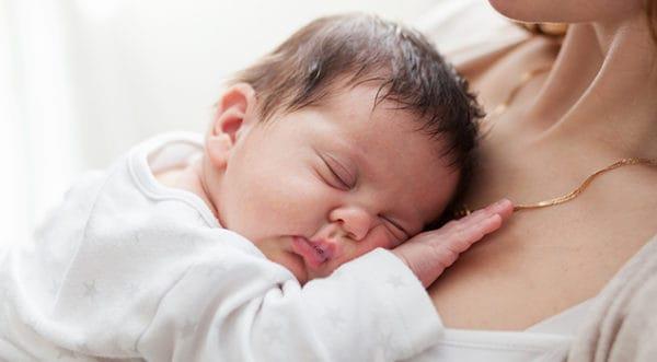 W jaki sposób pozycja do spania noworodka pomaga dzieciom rozwijać inteligencję?