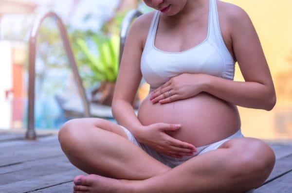 ¿Cuál es un buen peso estándar de un feto de 9 meses para un bebé seguro?