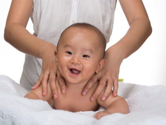 Moeder instrueren hoe ze de baby moet masseren om regelmaat te helpen, winderigheid te genezen, diepe slaap