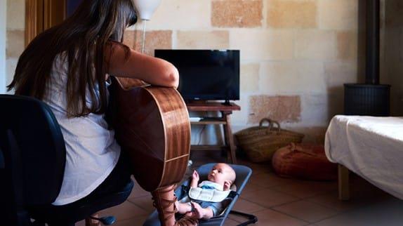 Bagaimana memilih musik untuk bayi agar tidur nyenyak dan mengembangkan kecerdasan?
