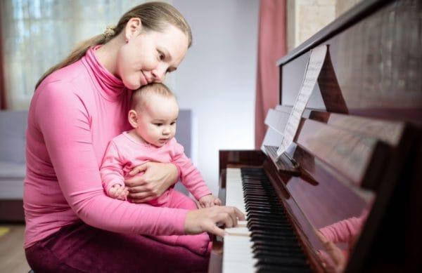 Como escolher música para bebês dormirem bem e desenvolverem inteligência?