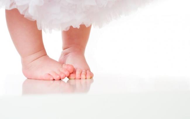 試圖操縱嬰兒的腿是母親傷害了嬰兒嗎？