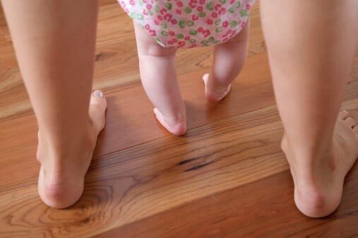 Мать вредит ребенку, пытаясь манипулировать ножками ребенка?