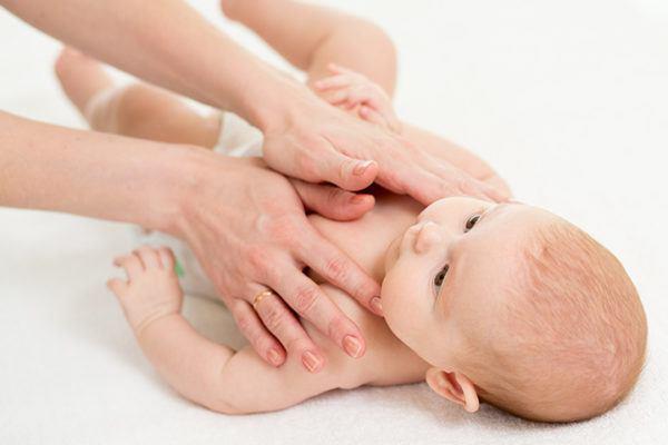Instrucciones de masaje infantil para ayudar a los niños a crecer más rápido, prevenir el estreñimiento y la hinchazón.