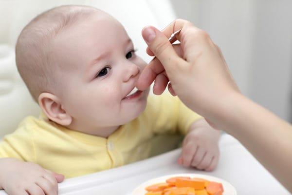 赤ちゃんが身近な果物と一緒に食べるために不可欠なビタミンを適切に補う