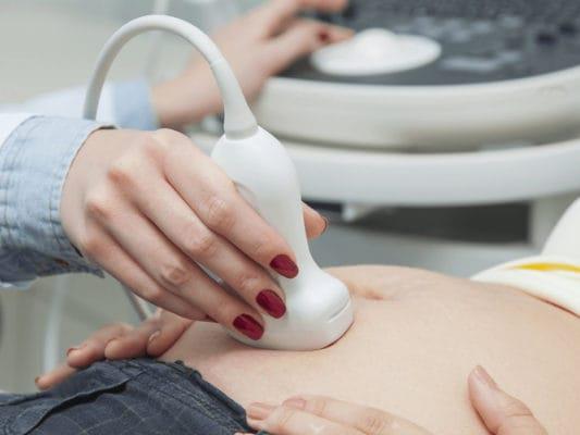 De belangrijkste mijlpalen van de foetale echografie kunnen niet worden genegeerd