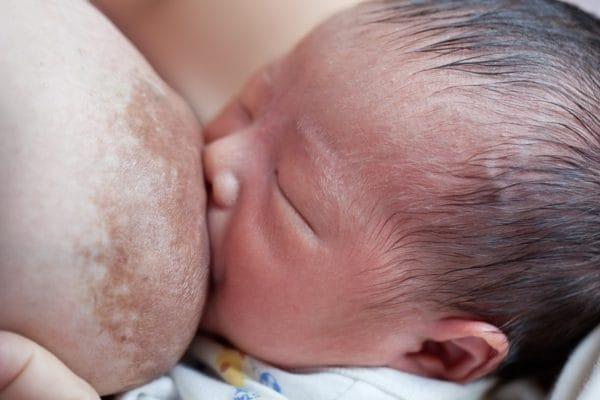 Hoe je een zieke pasgeborene snel kunt verzorgen, zonder antibiotica, onder begeleiding van een kinderarts