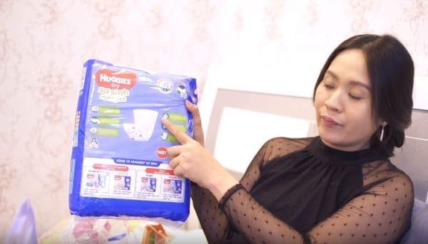 Aktorka Thanh Thuy dzieli się swoim doświadczeniem w przygotowywaniu koszyka dla niemowląt „tylko, ale nie zbędne”