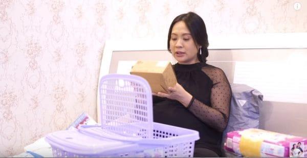 A atriz Thanh Thuy compartilha sua experiência de preparar uma cesta de bebê "apenas, mas não redundante"