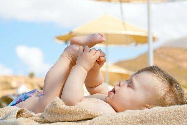 Prendere il sole nei neonati combatte l'ittero e aiuta ad assorbire correttamente la vitamina D.