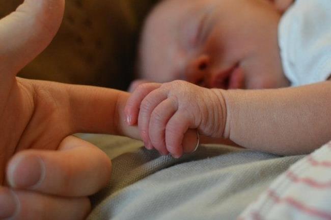 Gros testicules latéraux, petits côtés chez les garçons et ce que les parents doivent savoir!