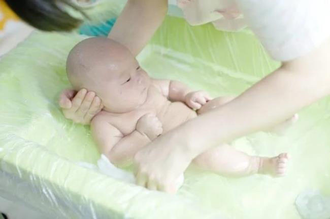 Hoe de huid van een pasgeboren baby te verzorgen om 16 van de meest voorkomende huidaandoeningen in het eerste levensjaar te voorkomen