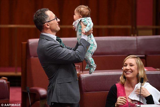 Senator Australia membuat sejarah saat menyusui saat berbicara dengan Kongres