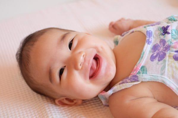 Mengapa bayi tertawa?  Apa alasan di balik senyum cekikikan bayi?