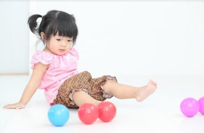 赤ちゃんをより賢くするために赤ちゃんの運動能力を開発する方法
