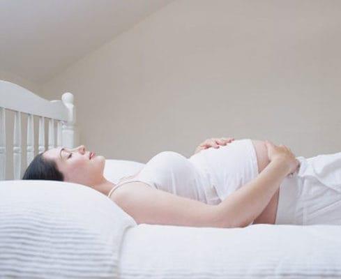 ベッドでの妊娠：妊娠中の母親への予期しない影響