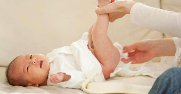 Bambino di 4 mesi con diarrea - Come dovrebbero gestirlo i genitori e quando chiamare un medico?
