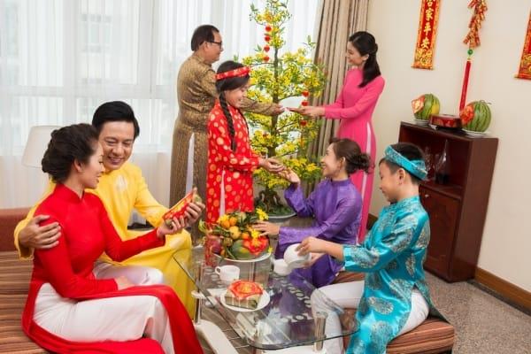 5 tips to score points with husband's family during Tet for bridesmaids
