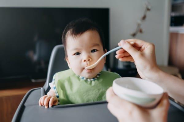 子供たちは1日に数回固形物を食べます：数ヶ月にわたる赤ちゃんの離乳スケジュール