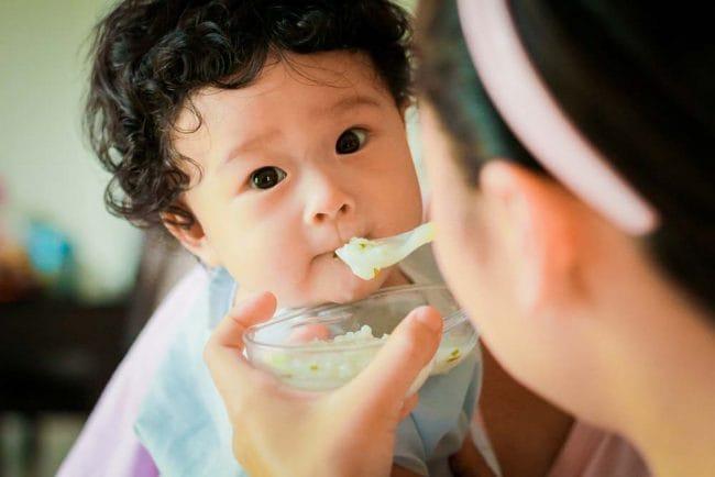 生後6か月の赤ちゃんは、BLWの方法、日本のスタイル、伝統に従って、1日に何個のスナックを食べますか？