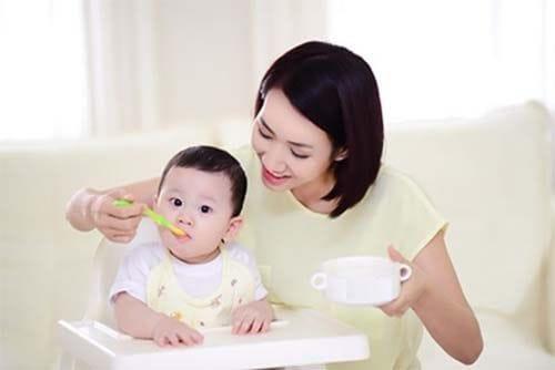 生後6か月の赤ちゃんは、BLWの方法、日本のスタイル、伝統に従って、1日に何個のスナックを食べますか？
