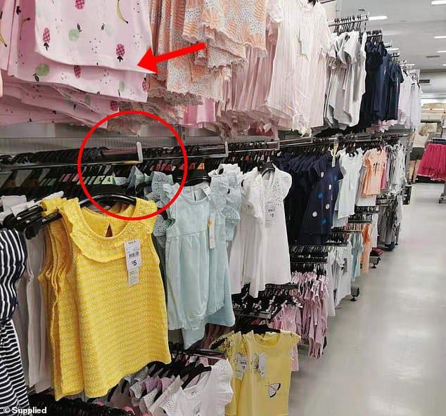 A menina rasgou as pálpebras, quase ficou cega porque caiu em um cabide de roupas no supermercado