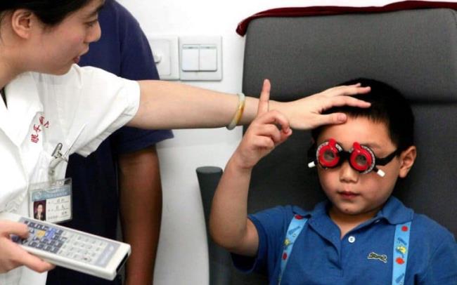 Um menino de 5 anos tem miopia de 10 graus porque seus pais o deixam fazer isso muitas horas por dia