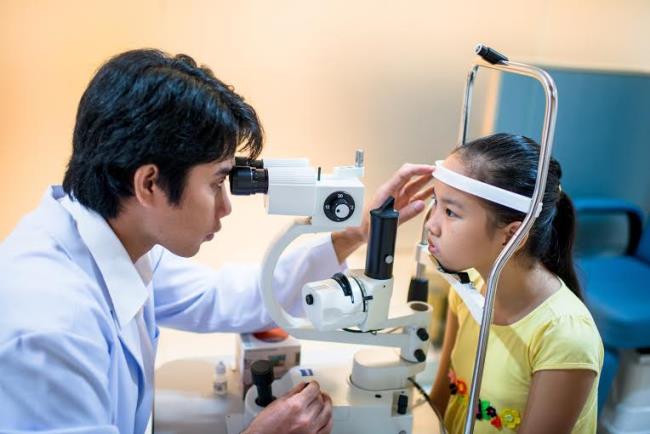 Un niño de 5 años tiene miopía de 10 grados porque sus padres le permiten hacerlo muchas horas al día.