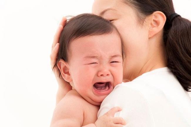 O motivo do bebê aos 4 meses é complicado e o método para ajudar o bebê a segurar rapidamente